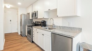 冷蔵庫、ダイニングテーブル