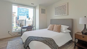 Escritorio, tabla de planchar con plancha, wifi y ropa de cama 