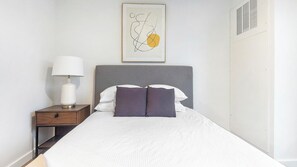 Escritorio, tabla de planchar con plancha, wifi y ropa de cama 