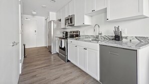 Een koelkast, eettafels