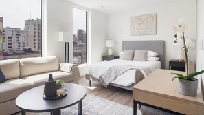 Skrivbord, strykjärn/strykbräda, wi-fi och sängkläder