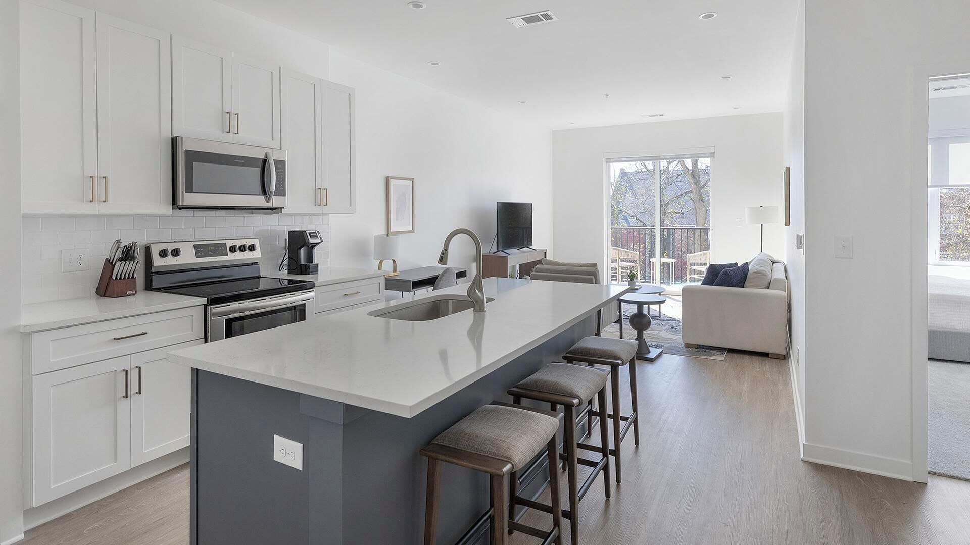 Geladeira, mesas de jantar