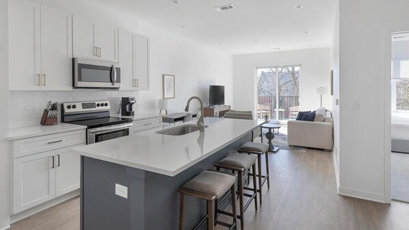 Een koelkast, eettafels