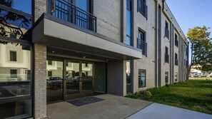 Exterior detail - Landing | Spectacular 1BD, Courtyard, Gym (Nashville)