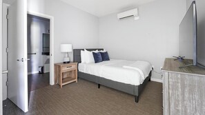 Desk, iron/ironing board, WiFi, bed sheets