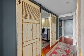 1 bedroom, internet - Charming Coastal Getaway in Coronado – 1BR with Pools, Spa & Garage Parking (Coronado)