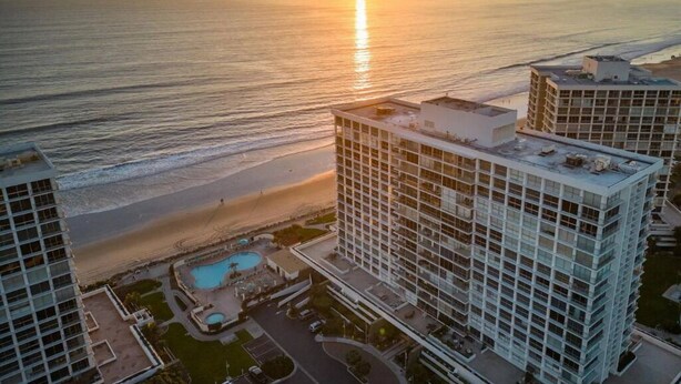 Exterior - Charming Coastal Getaway in Coronado – 1BR with Pools, Spa & Garage Parking (Coronado)