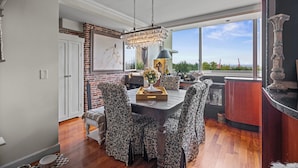 Dining - Charming Coastal Getaway in Coronado – 1BR with Pools, Spa & Garage Parking (Coronado)