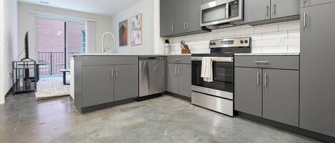 Réfrigérateur, table de salle à manger