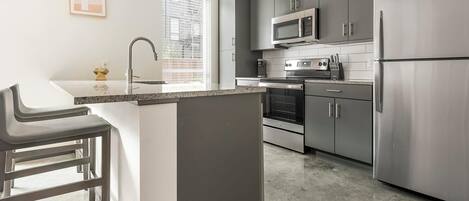 Køleskab, spisebord