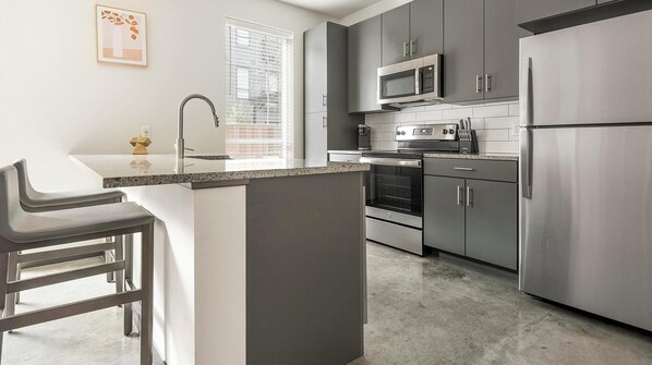 Frigorífic i una taula de menjador 