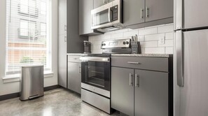 Réfrigérateur, tables à manger