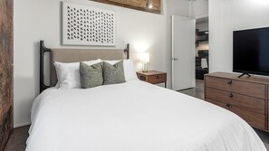 2 bedrooms, desk, iron/ironing board, WiFi