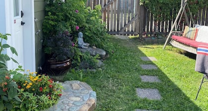 The Cottage is central but still a quiet delight. Lovely back yard! Perfect for2