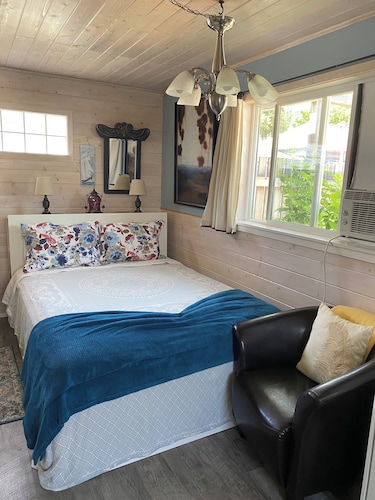 The Cottage is central but still a quiet delight. Lovely back yard! Perfect for2