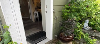 The Cottage is central but still a quiet delight. Lovely back yard! Perfect for2