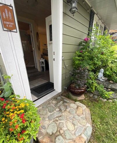 The Cottage is central but still a quiet delight. Lovely back yard! Perfect for2