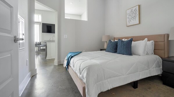 Desk, iron/ironing board, WiFi, bed sheets