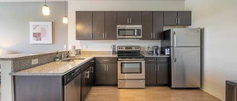 Réfrigérateur, tables à manger