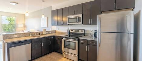 Réfrigérateur, tables à manger