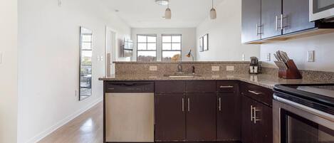 Réfrigérateur, tables à manger