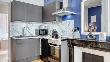 Fridge, microwave, oven, coffee/tea maker