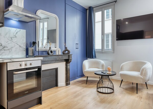 Een koelkast, een microgolfoven, een oven