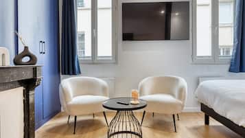Tabla de planchar con plancha, wifi, ropa de cama