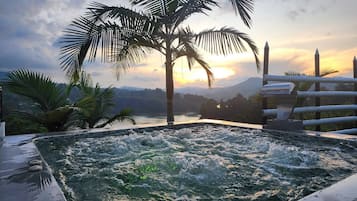 Tina de hidromasaje al aire libre