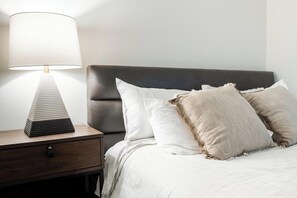 1 bedroom, desk, iron/ironing board, WiFi - Landing | Beautiful 1BD, Clubhouse, Gym (Richmond)