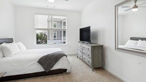 1 habitación, escritorio, tabla de planchar con plancha y wifi