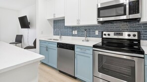 冷蔵庫、ダイニングテーブル