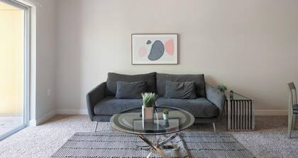Landing | Chic 1BD, Clubhouse, Courtyard