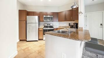 Réfrigérateur, tables à manger