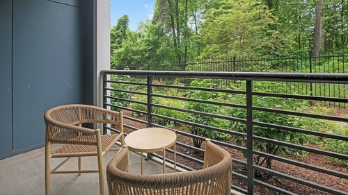 Landing | Beautiful 1BD, Courtyard, Pool