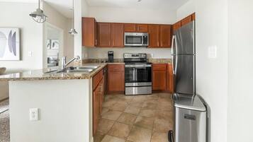 Réfrigérateur, tables à manger