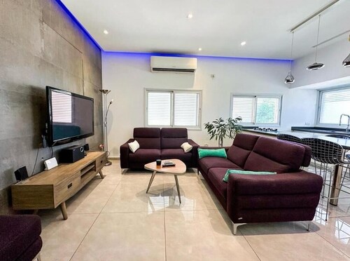 Chic central 2BR Apt, Equipped Kitchen & Spacious Living – 5 Min to Beach,