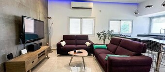 Chic central 2BR Apt, Equipped Kitchen & Spacious Living – 5 Min to Beach,