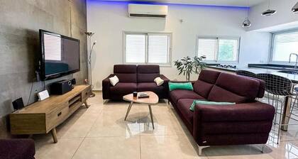 Chic central 2BR Apt, Equipped Kitchen & Spacious Living – 5 Min to Beach,