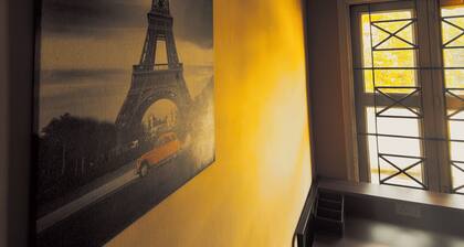 "Cozy Kolkata Getaway in Bhowanipore Near Victoria Memorial & Park Street"