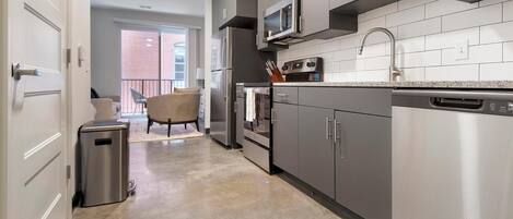 Køleskab, spisebord