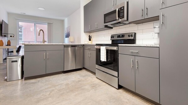 ثلاجة، مائدة طعام