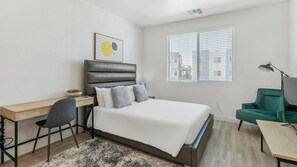 Bureau, fer et planche à repasser, Wi-Fi, draps fournis