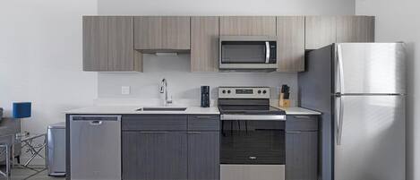 Jääkaappi, ruokailupöytä