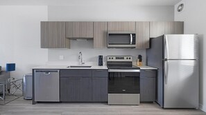 Jääkaappi, ruokailupöytä