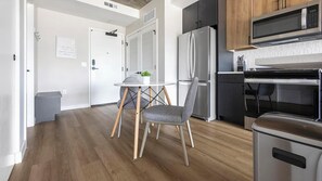 Refrigerador y comedor 