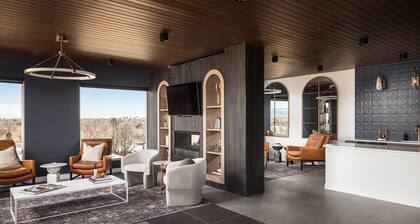 Landing | Spectacular Studio, Rooftop Lounge, Gym