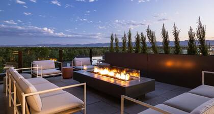 Landing | Chic 1BD, Rooftop Lounge, Gym