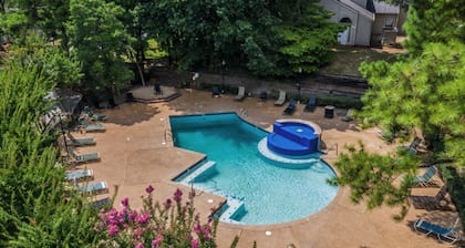 Landing | Stunning 2BD, Pool, Gym