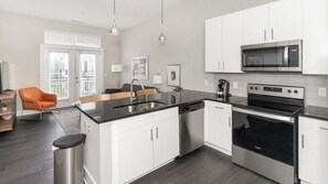 Réfrigérateur, tables à manger